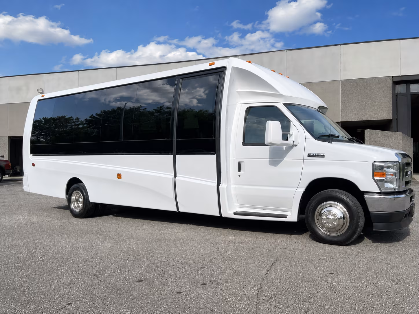 shuttle guests between gilbert hotels and your ceremony venue with ease